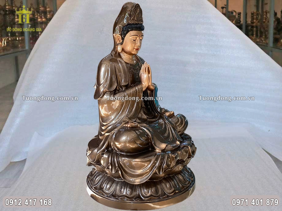 Hình ảnh nhìn nghiêng của bức tượng đồng
